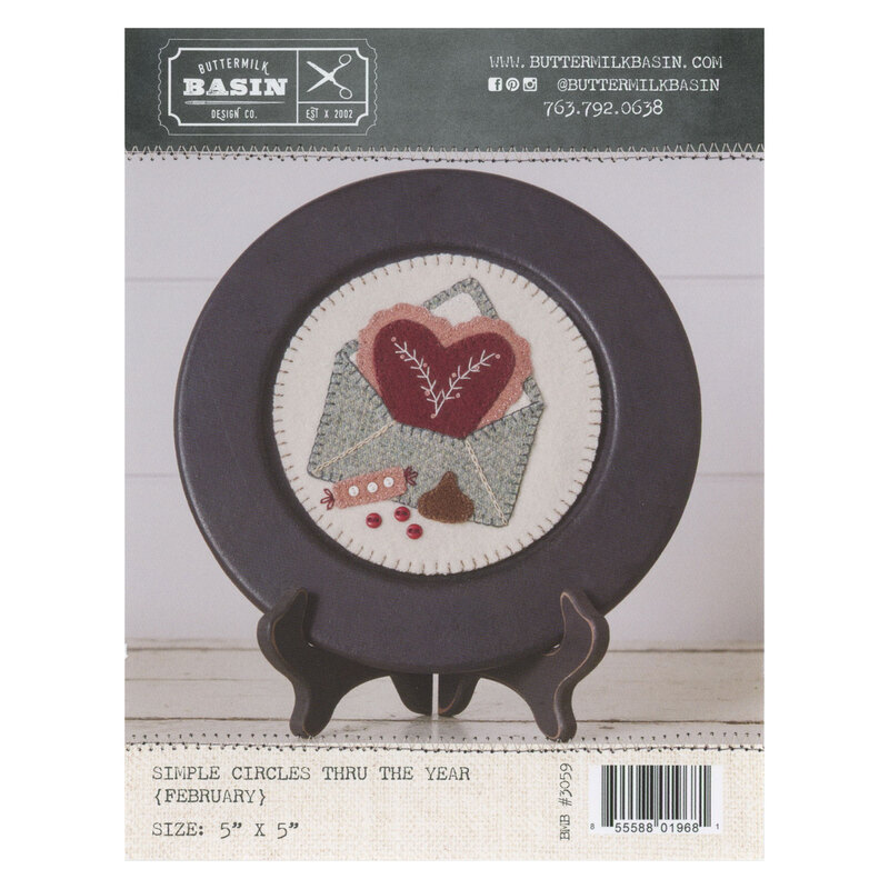 The front of the pattern showing the finished project displayed on a plate for decor.