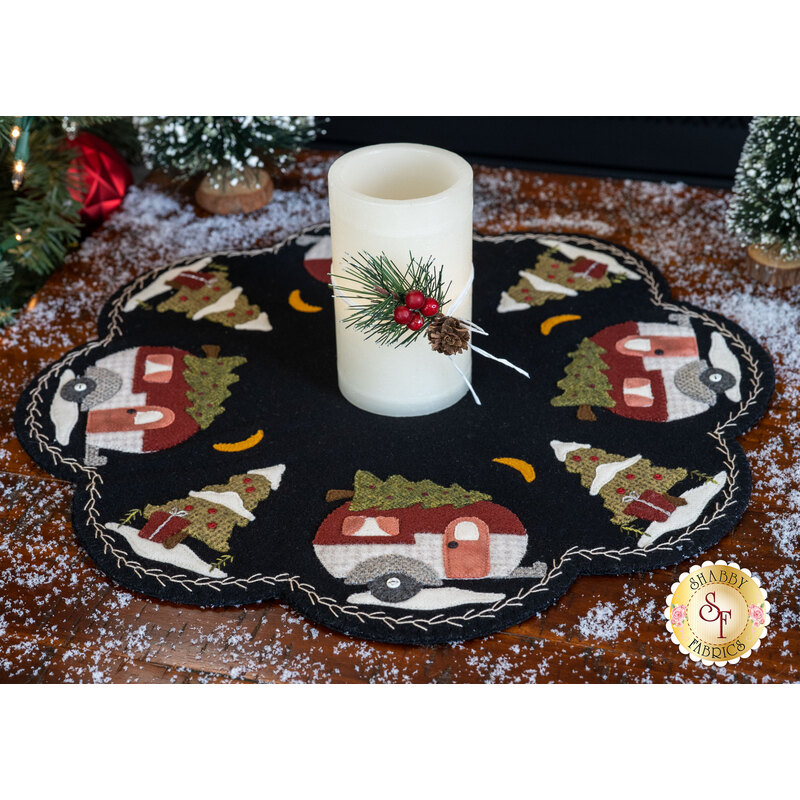 Adorable wool mat with vintage campers and Christmas trees | Shabby Fabrics